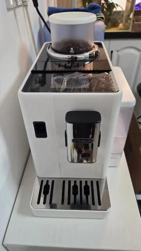 德龙咖啡机豆仓拆卸教程