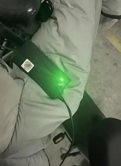 电车充不进电亮绿灯图标