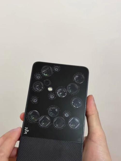 背部正方形五个摄像头的手机