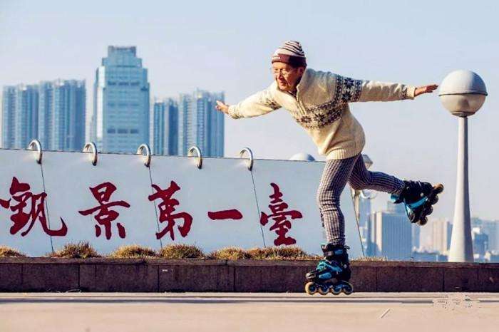 滑旱冰的老奶奶
