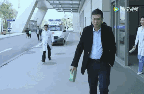 张嘉译走路视频