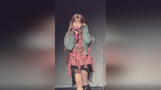 歌手黄霄雲在演出现场晕倒
