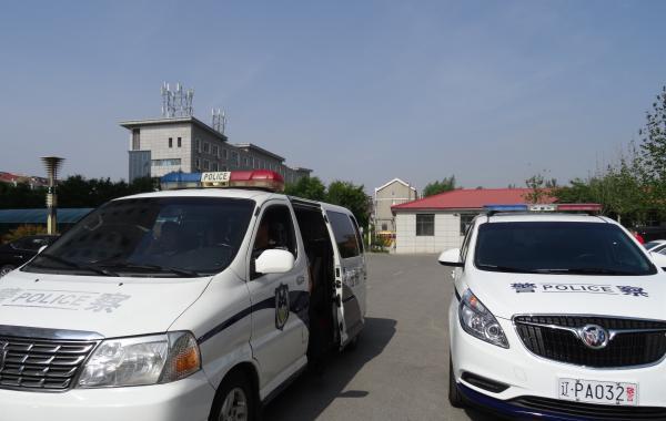 警车出发执行任务图标