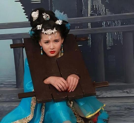 小龙女扛着木枷钉上脚镣