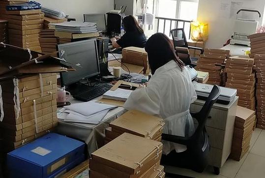 办公室整理资料的工作截图