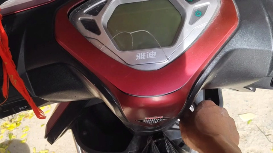 电动车转向灯一直亮着关不掉
