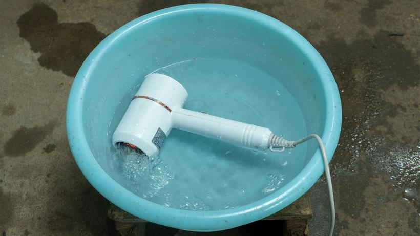 电吹风整个掉进水里了