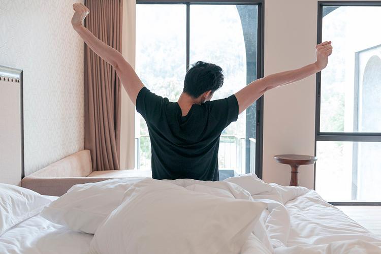 男人早上就问你起床了没啊