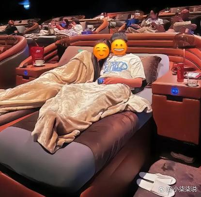 我们就在电影院里做开了