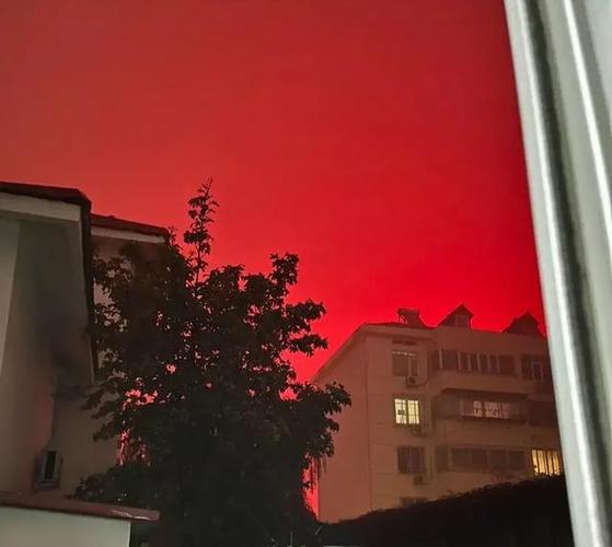 夜晚的天空是红色的
