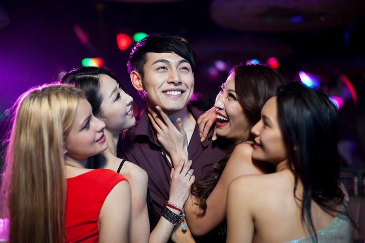 形容男人被美女人包围