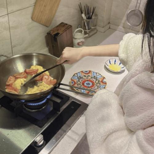 女人做家务的图片唯美截图