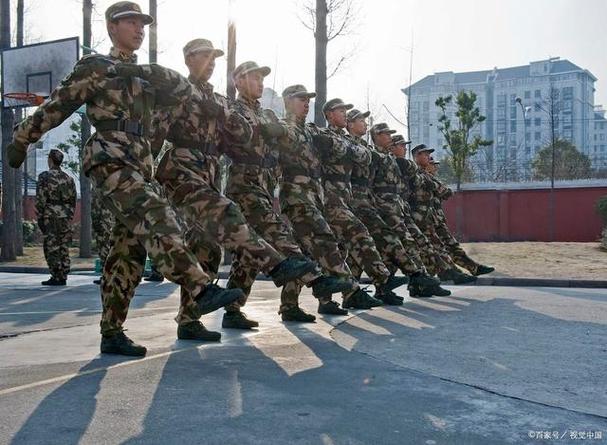 齐步走口令的正确喊法