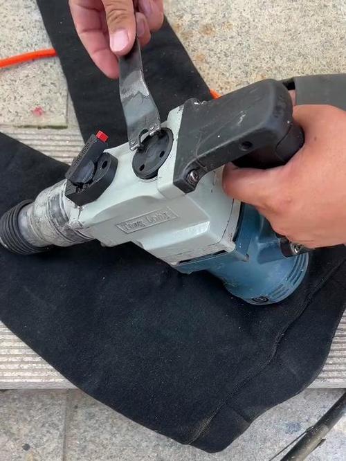 电锤怎么加润滑油