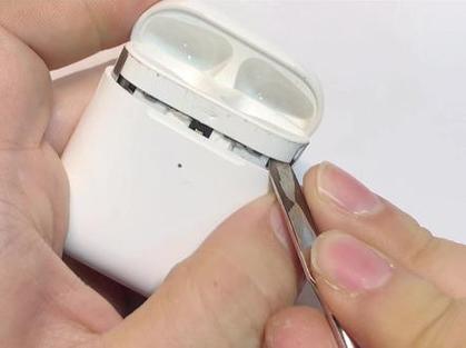 耳机放充电仓不断开链接
