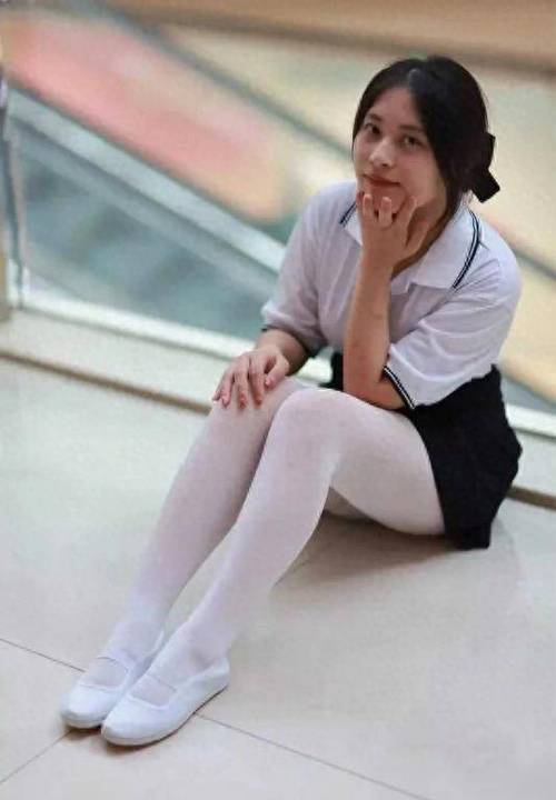 穿白色的女生给人感觉