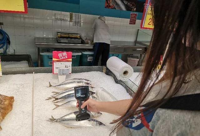 刚杀的鱼肉红色正常吗