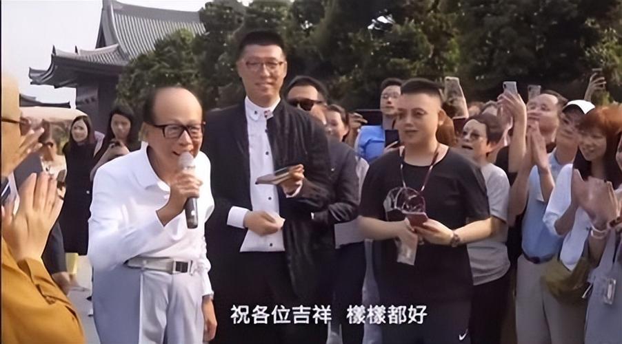 李嘉诚97岁还能走路吗