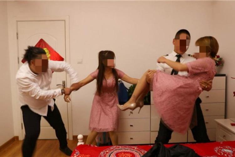 两名伴娘遭数十人欺负视频