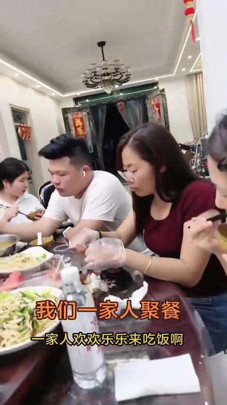 门第欢欢乐乐吃饭