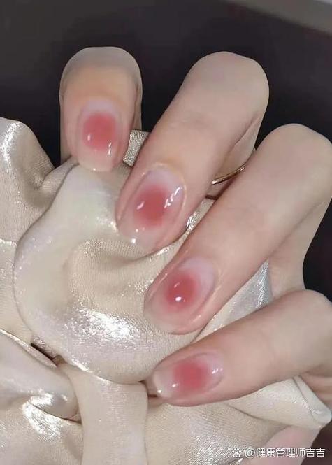 做的美甲整片掉了为什么