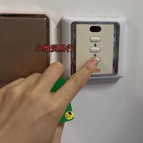 晾衣架电池盖打开图解