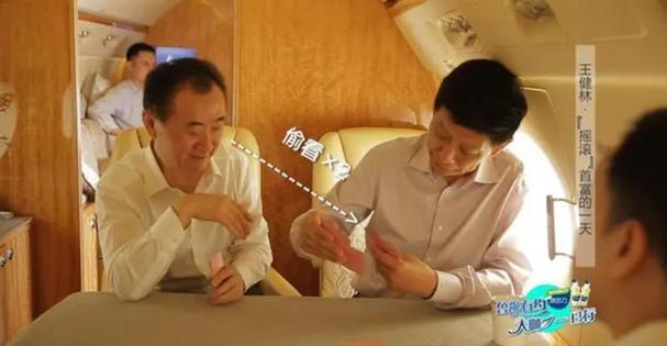 王健林带孙子逛街视频
