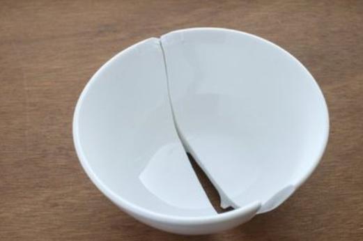 碗摔成两半是什么预兆