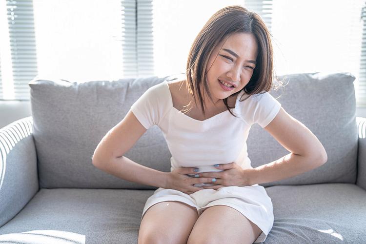 美女肚子疼痛难忍缩略图
