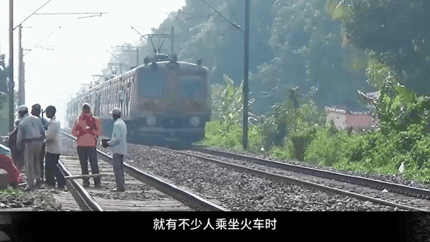 旅客穿越铁轨被挤死详情