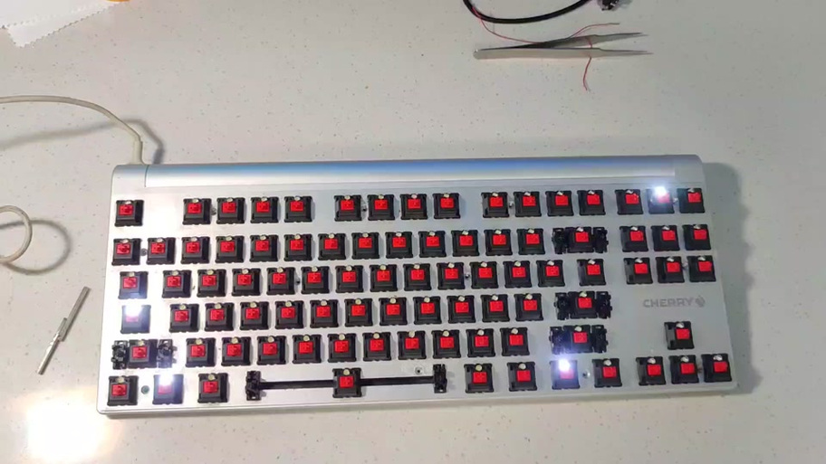 樱桃键盘背光灯不亮了