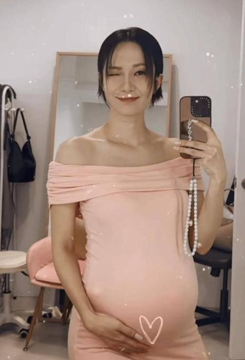 泰剧女主怀孕挺大肚