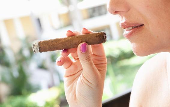 女士抽雪茄烟视频