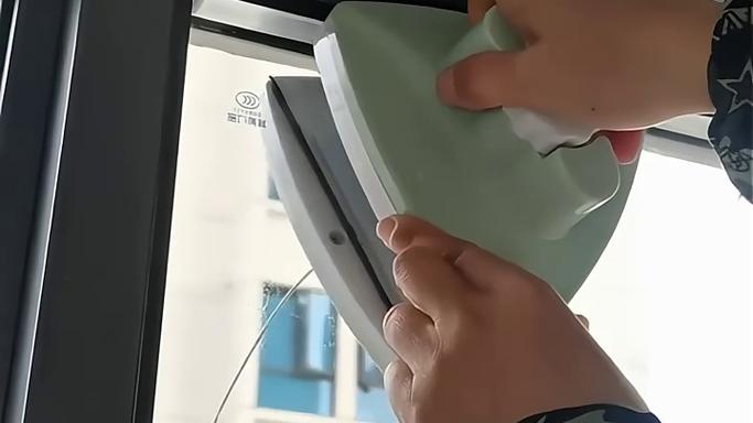 怎样擦窗户玻璃又快又干净缩略图