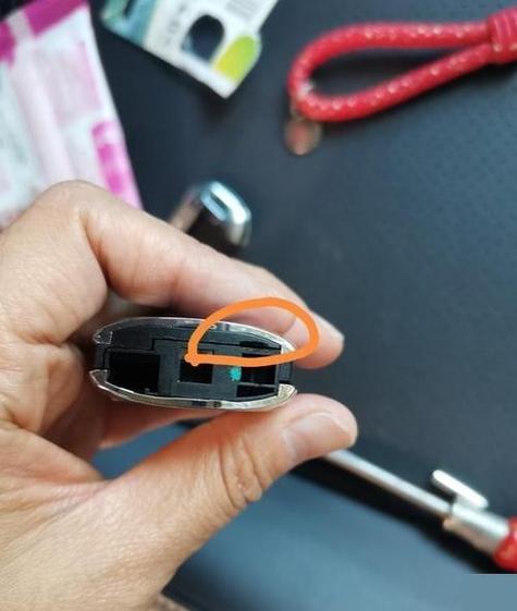 汽车遥控钥匙怎么换电池