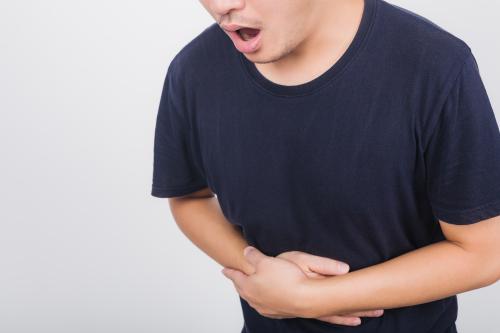 美男捂胃狂吐视频