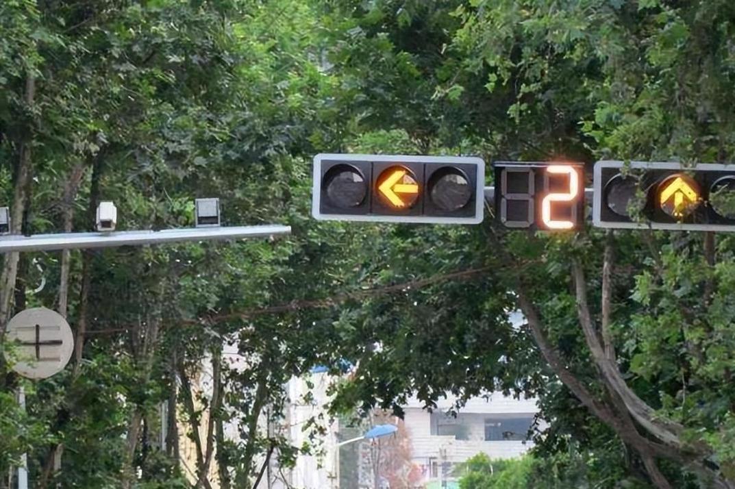 黄灯持续闪烁路口突然变红灯缩略图