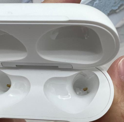 airpods放充电仓里不断