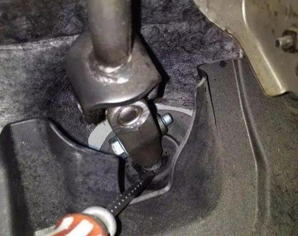 松刹车刹车踏板咯噔响