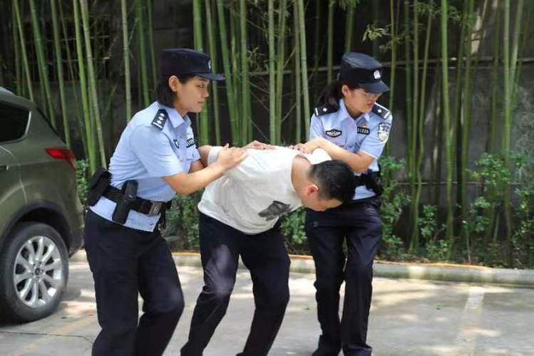 捕获女警