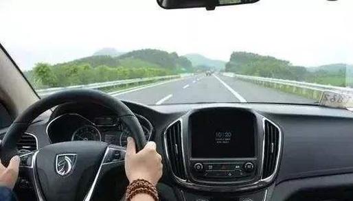 车辆居中行驶的技巧