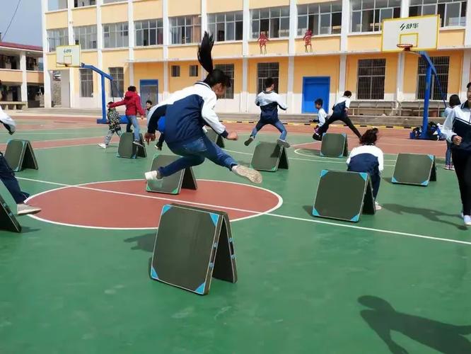 跳箱分腿跳教学视频