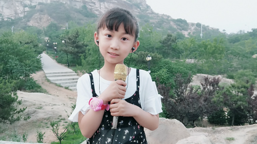 小女孩唱红山果