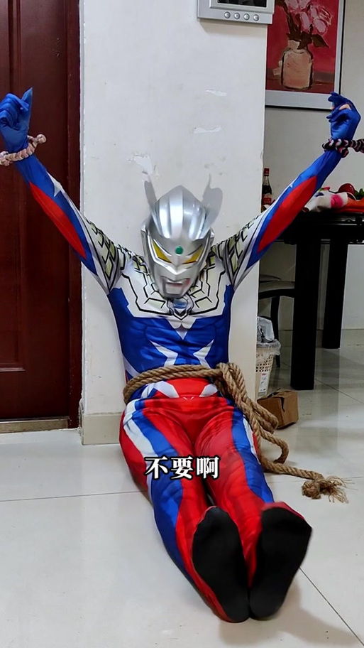 小赛罗奥特曼挠痒痒