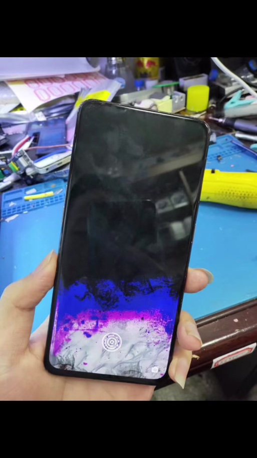手机屏碎了出现了蓝紫色