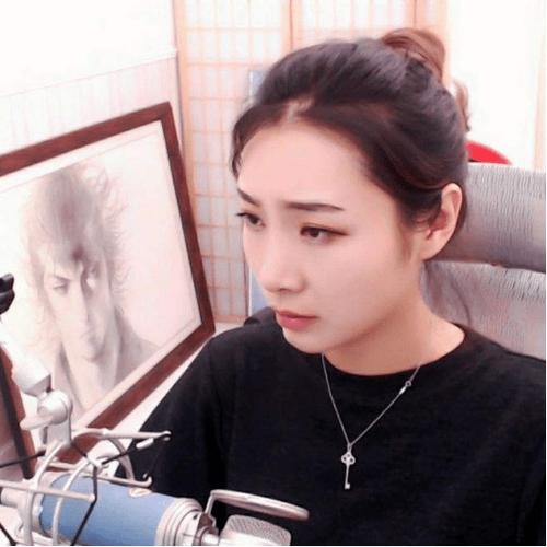 游戏主播紫雨carol照片