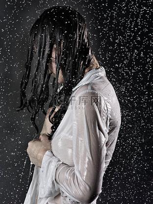 下雨衣服被淋湿的说说