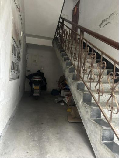 楼梯间里放自行车