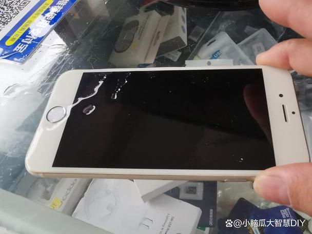 手机掉水里第二天能不能充电截图
