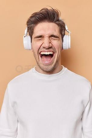 微信带耳机听语音声音太大